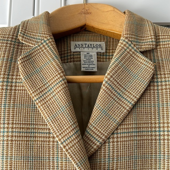Ann Taylor Petites suit blazer for business. Size 6 - Picture 5 of 6